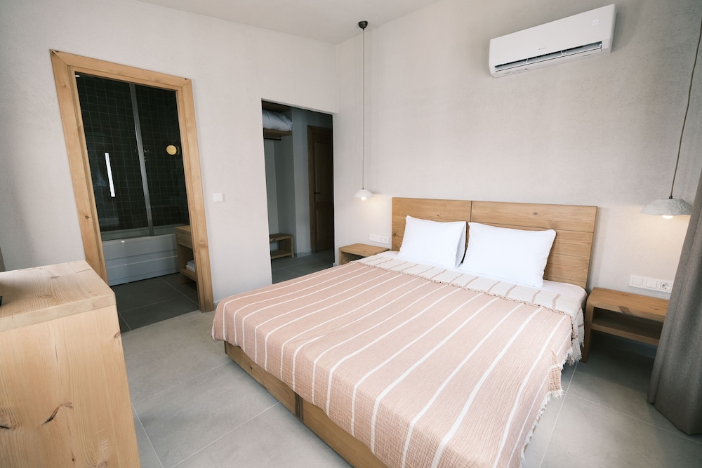 Deluxe Double Room, 1 Queen Bed, Bathtub - Photo 1
