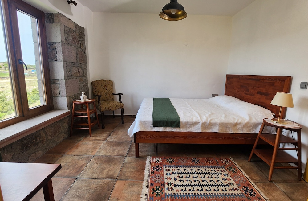 Room, Hill View