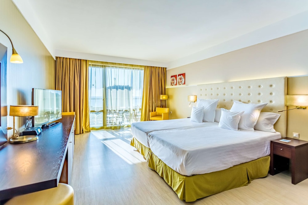 Deluxe Room, Pool View (2 Adults + 2 Children)