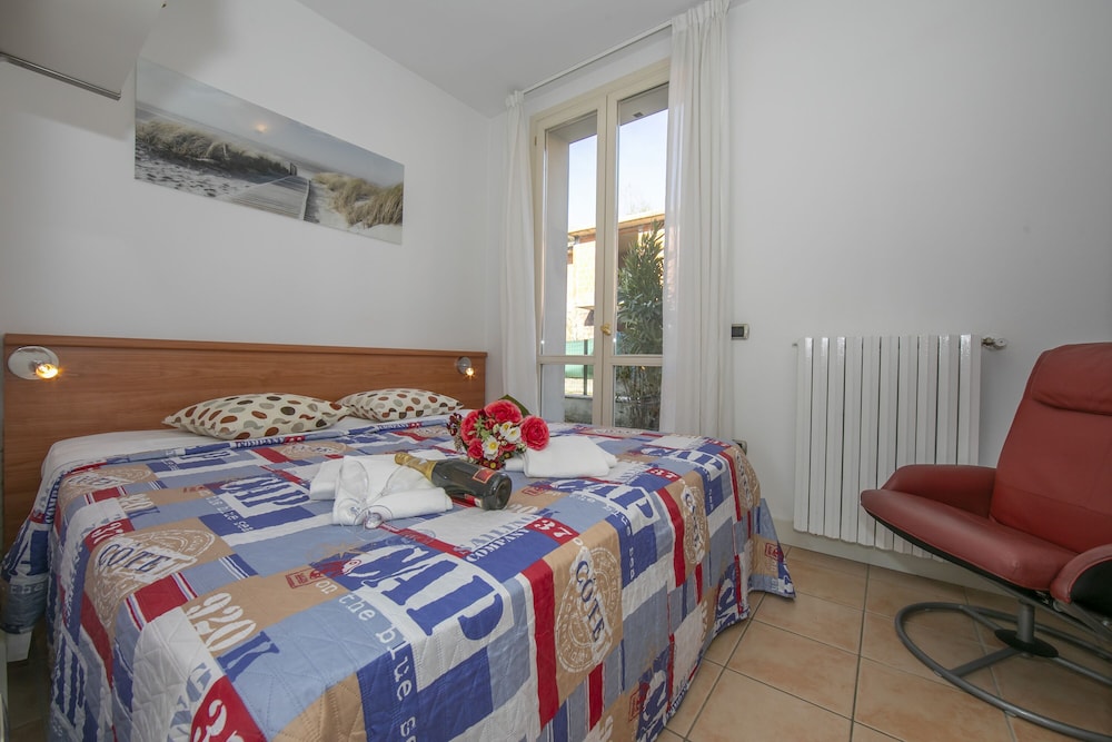 Family Apartment, 1 Bedroom, Lakeside (Porto Letizia Tulipano 4)