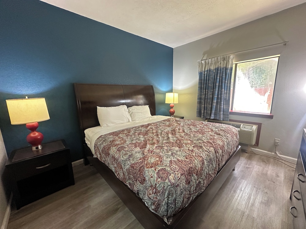 Budget Inn, Hwy 41