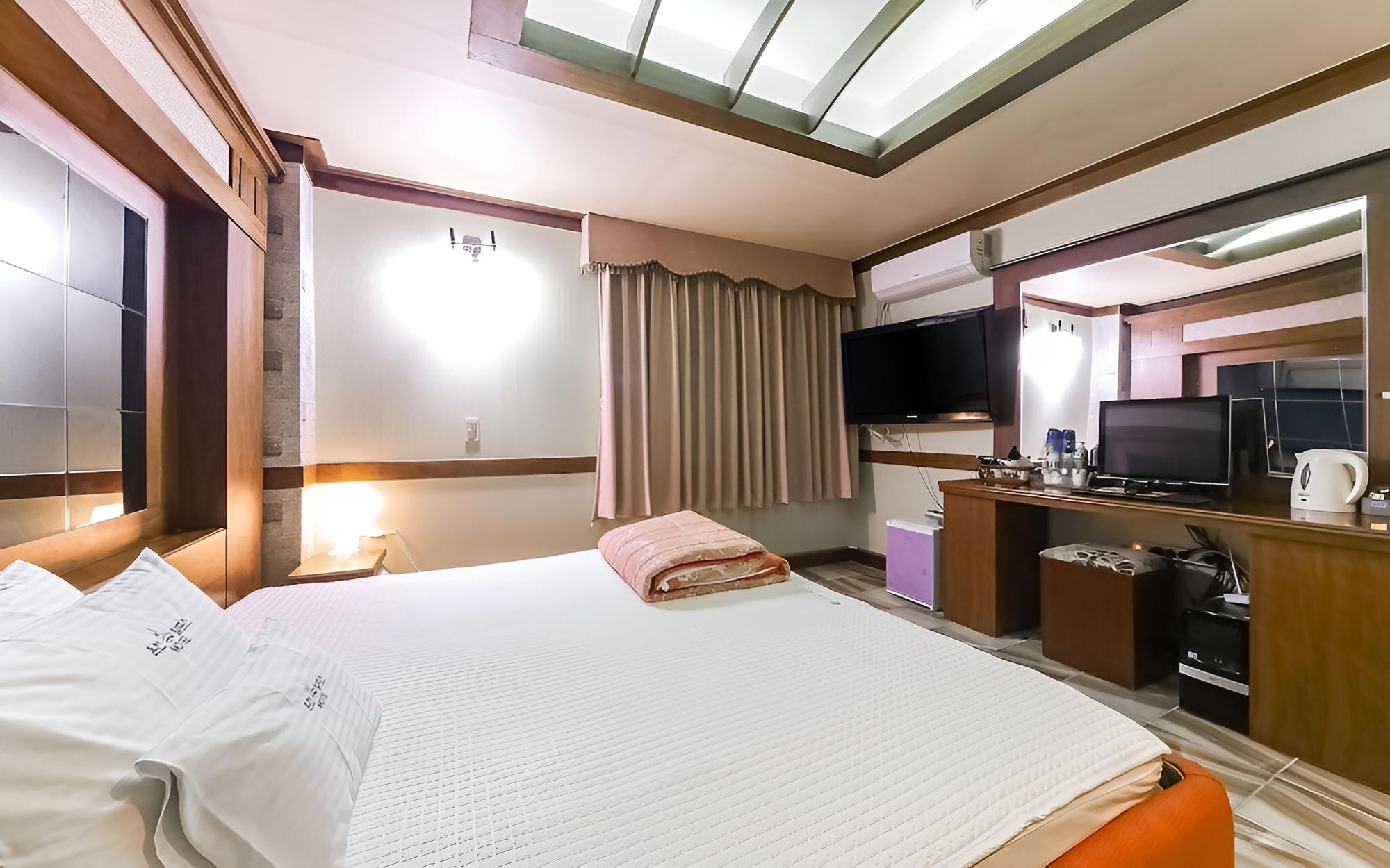 Room (Standard Room) - Photo 2