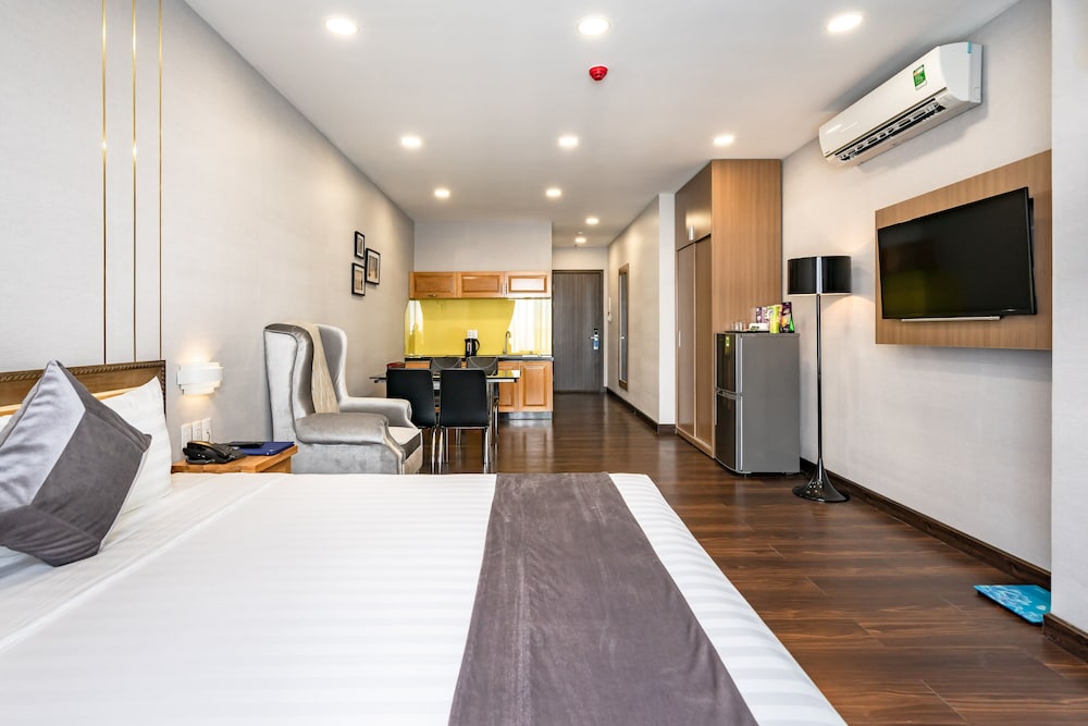 Deluxe Studio, 1 Queen Bed, Non Smoking, City View photo 3