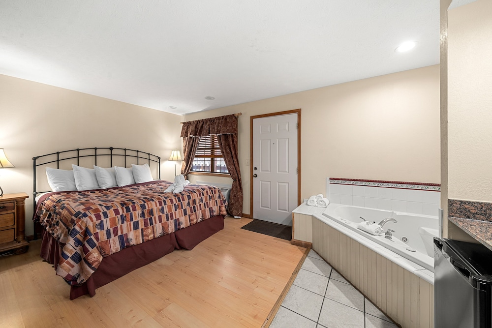 Hot Tub with Fireplace Room photo 2