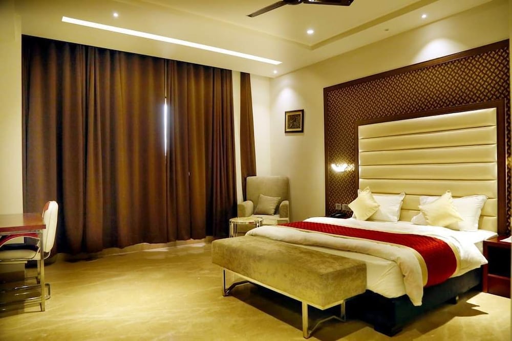 Superior Room, Bathtub