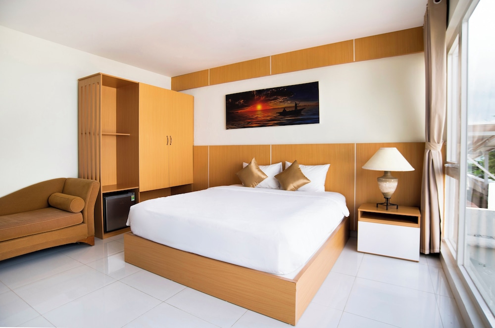 Deluxe Room, 1 King Bed, Mountain View - Photo 5
