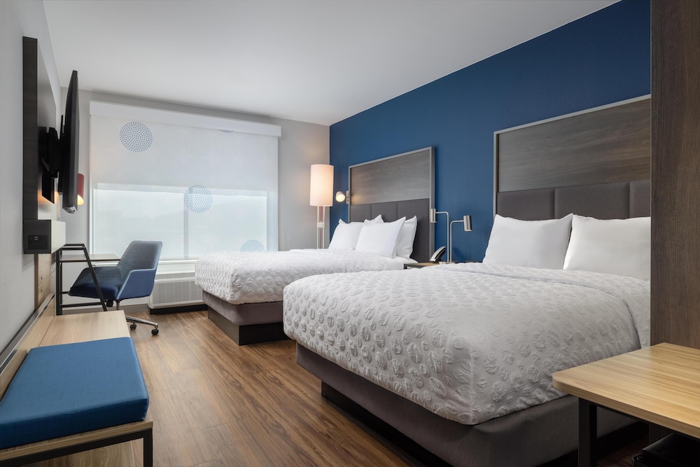 Room, 2 Queen Beds, Accessible, Bathtub photo 1