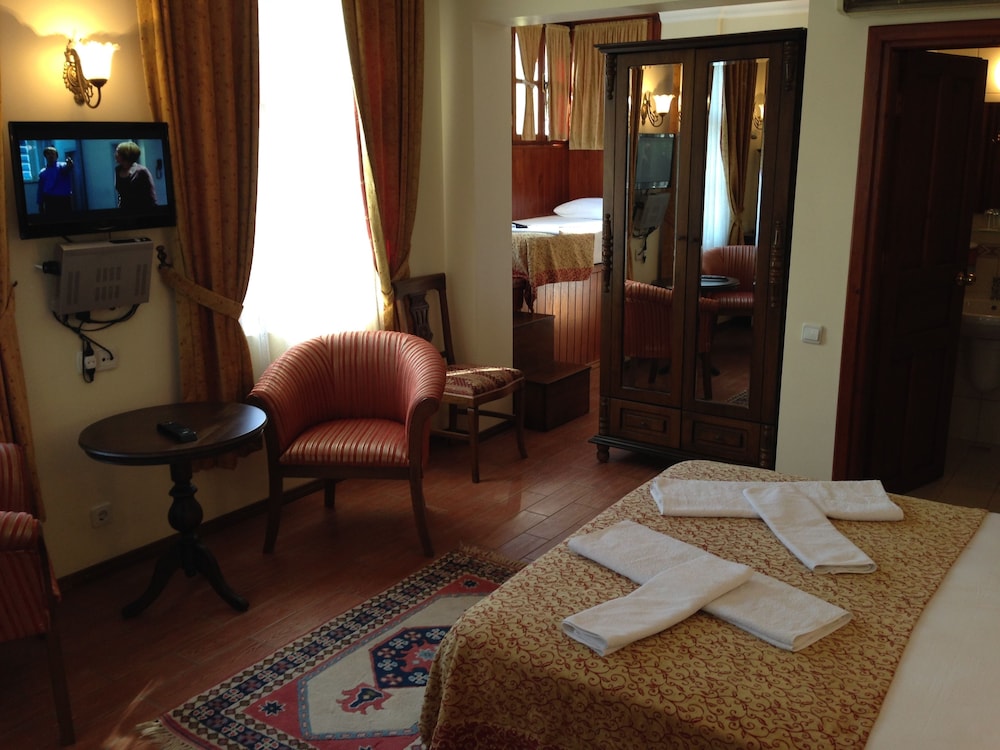 Quintuple Room with 1 Double Bed and 3 Singles