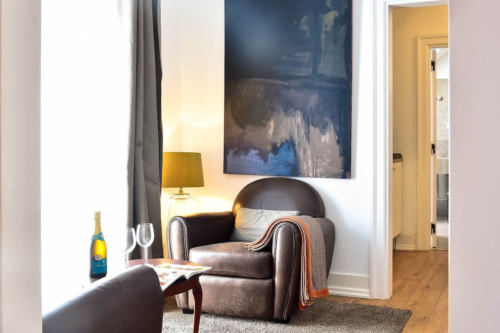 Deluxe Suite - Photo 11