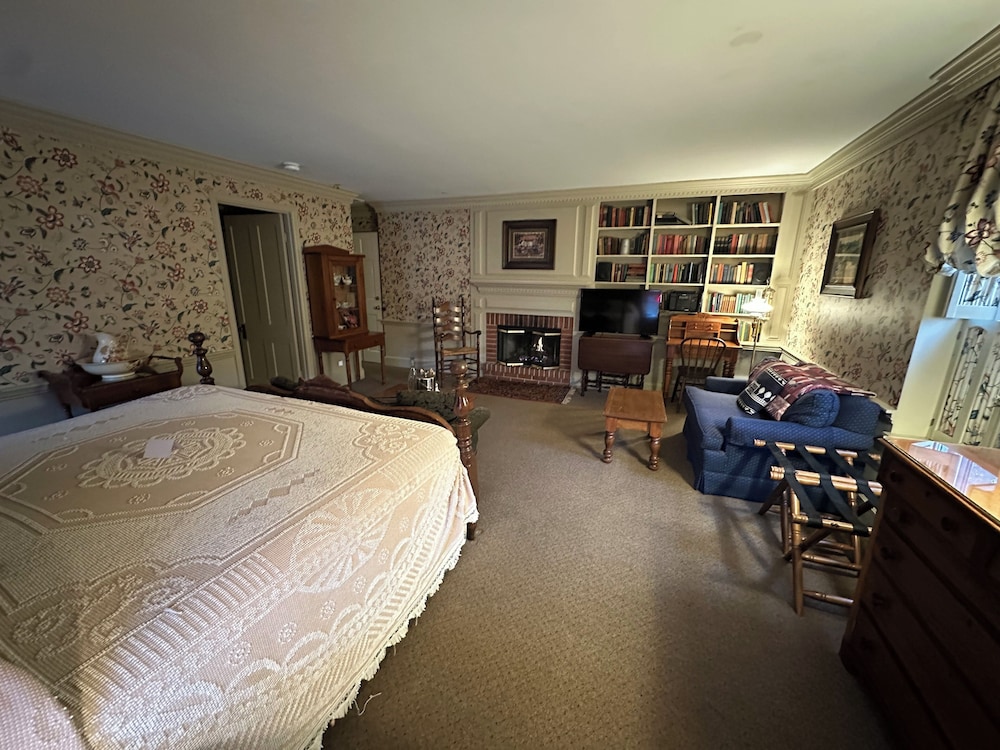 Deluxe Room, 1 King Bed photo 3