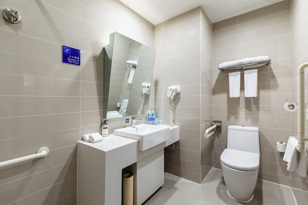 Standard Room, 1 Queen Bed, Accessible photo 3