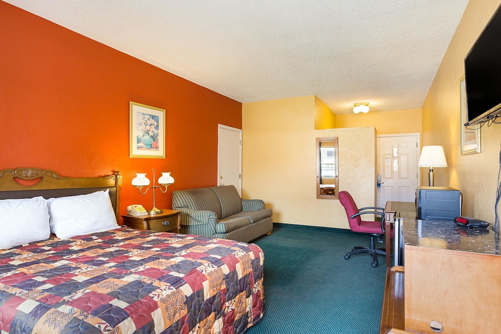 Room, 1 King Bed (Upstairs) - Photo 5