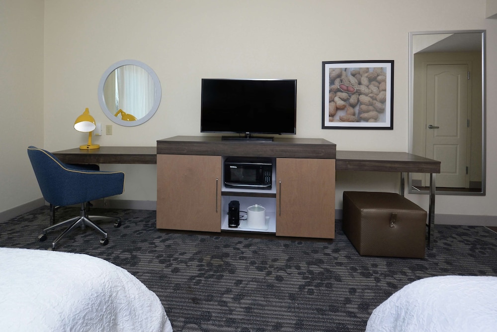 Room, 2 Queen Beds, Accessible, Non Smoking (Mobility, Bathtub) - Photo 2