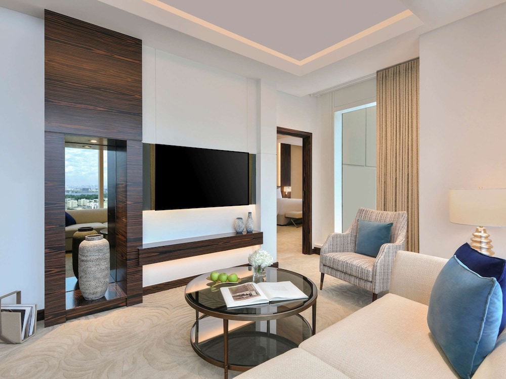 Panoramic King Suite with Club Millésime Access thumbnail 5
