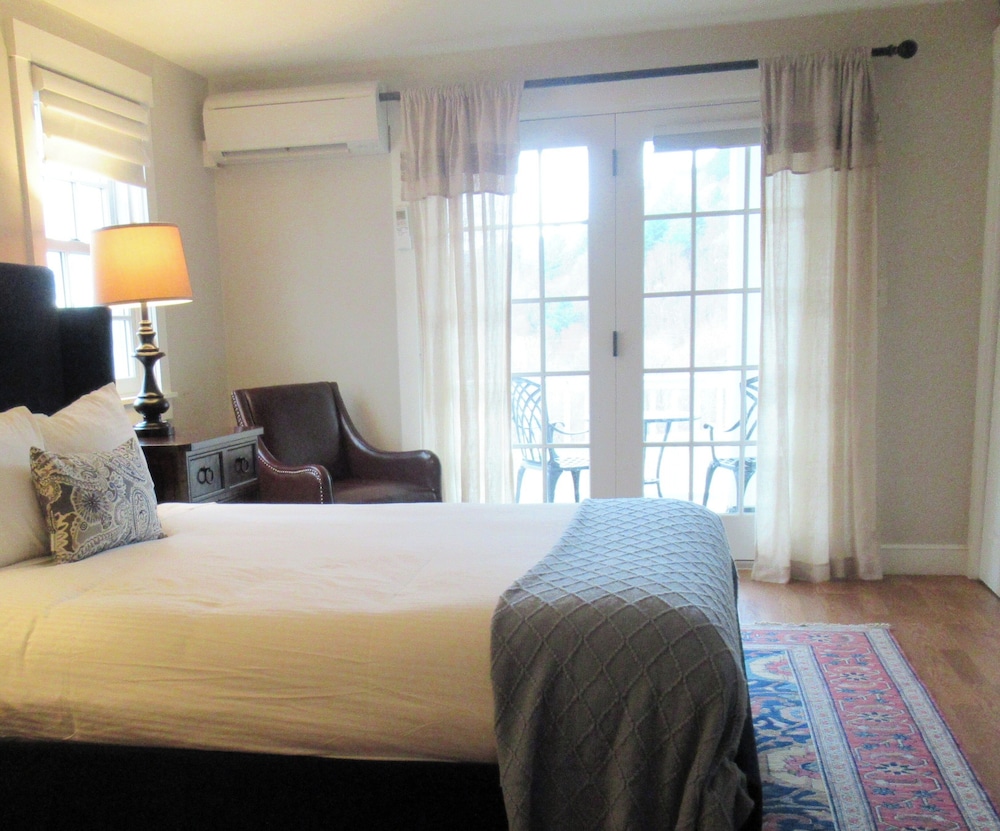 Deluxe Room, 1 Queen Bed, Balcony, Mountain View (#15) photo 1