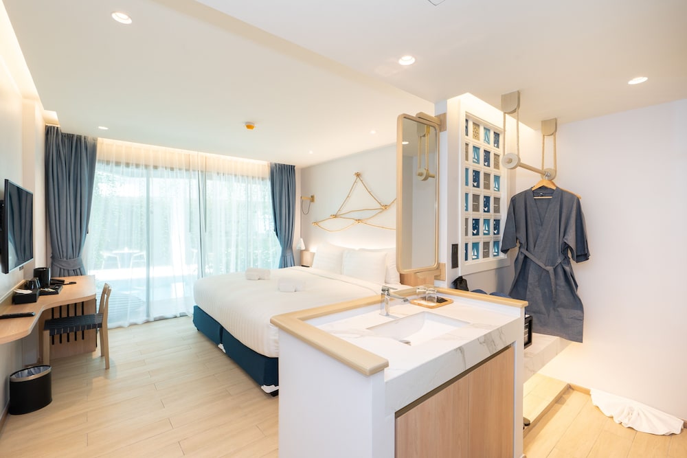Deluxe Double Room, Pool Access with Pool View - Photo 20