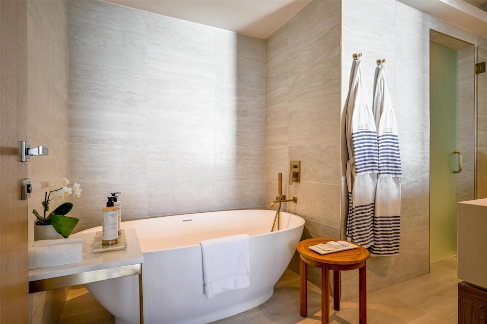 Junior Suite, 1 King Bed, Oceanfront