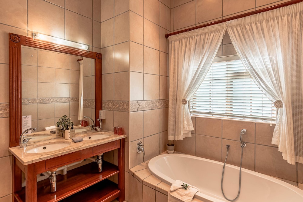 Honeymoon Suite photo 3