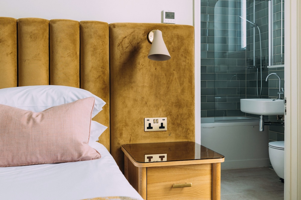 Deluxe Room, 1 Double Bed (Inland View) - Photo 2