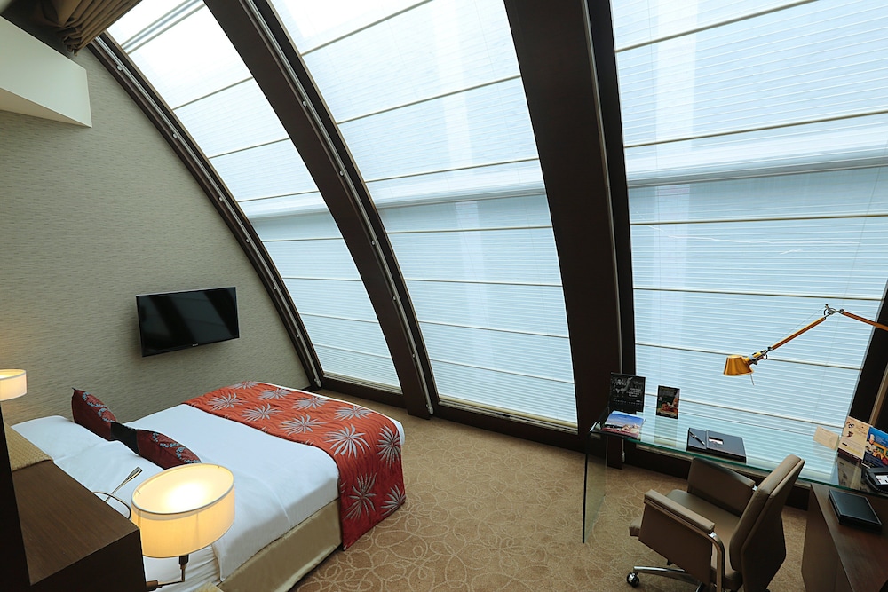 Uranus City View Suite with Bath Tub - King Bed photo 2
