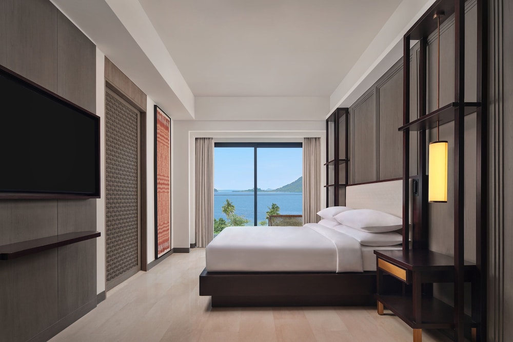 Premium Room, 1 King Bed (View) photo 1