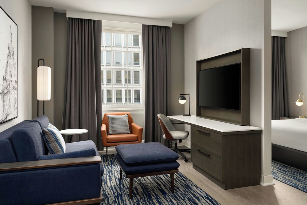 Junior Suite, 1 King Bed with Sofa bed, City View - Photo 1