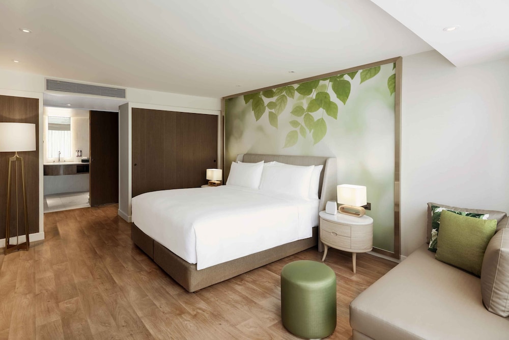Deluxe Room, 1 King Bed photo 3