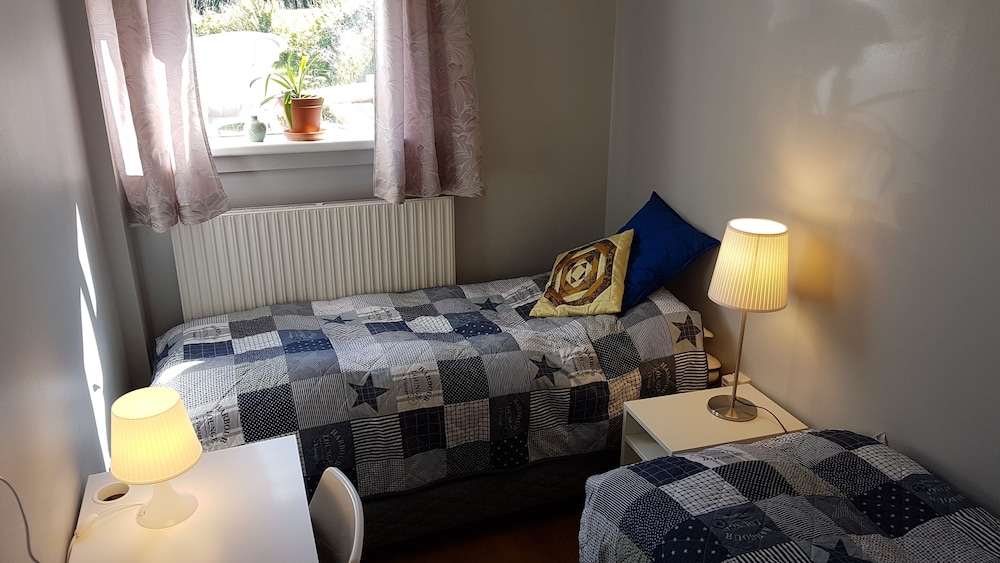 Economy Twin Room, 2 Twin Beds, Shared Bathroom, Courtyard View photo 3
