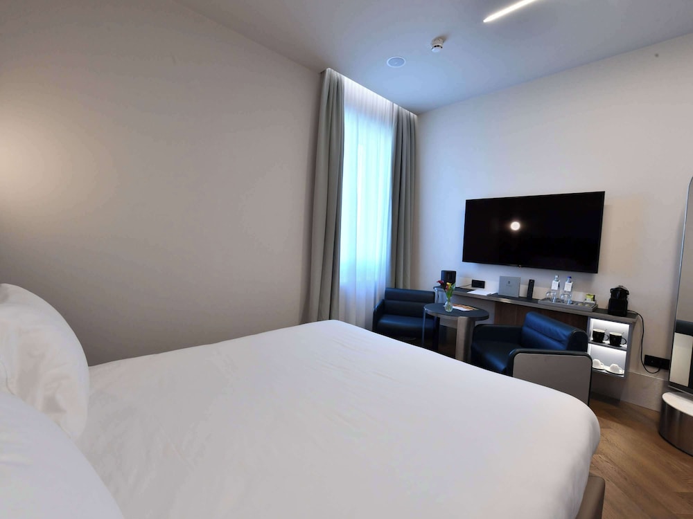 Superior Room, 1 King Bed photo 3