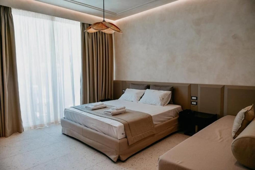 Deluxe King Suite photo 3