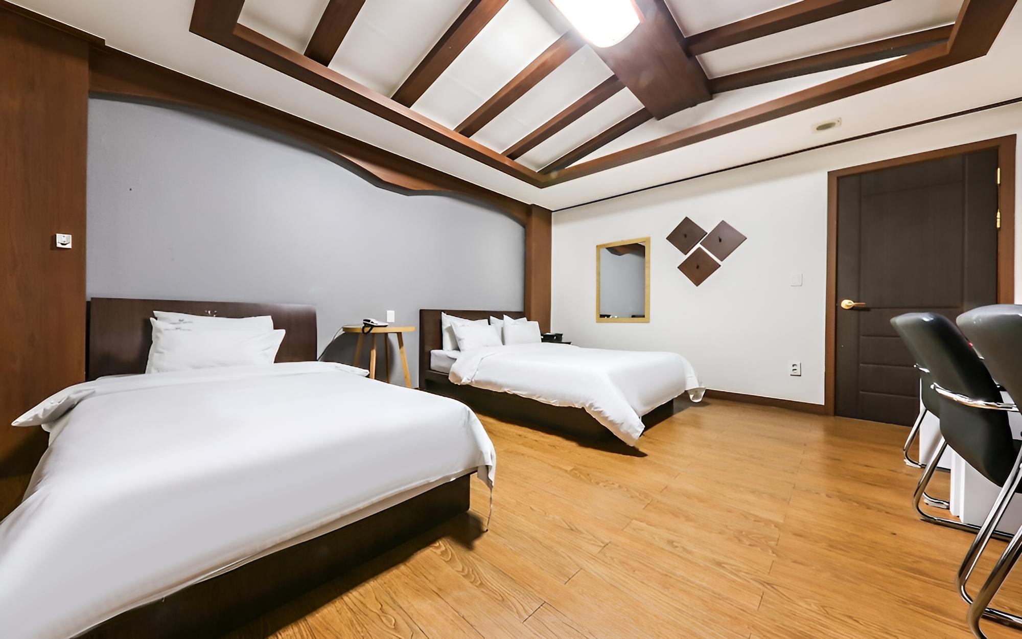Room (4 PCs for gaming (twin beds)) photo 2