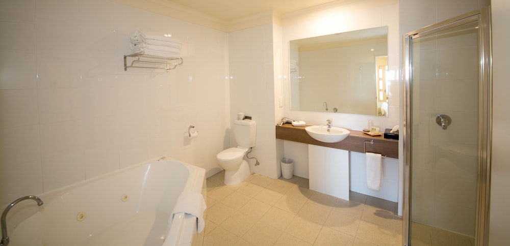 Standard King Spa Suite, Jetted photo 3