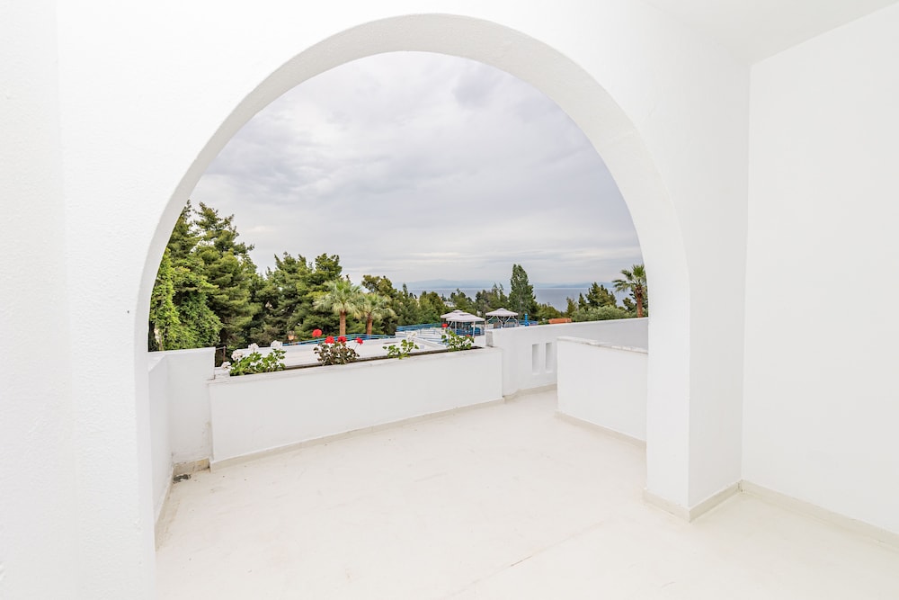 Deluxe Triple Room, 1 King Bed with Sofa bed, Sea View photo 2