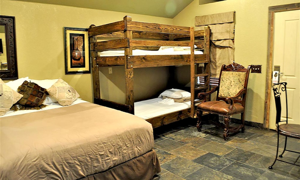Rustic Creek Cabin 8 photo 3