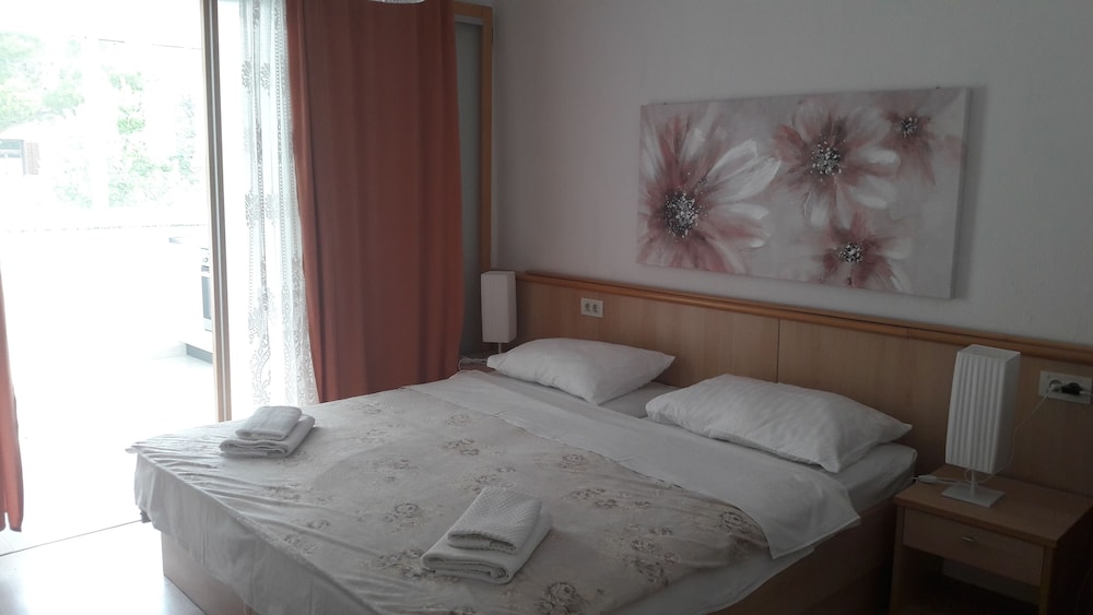 Double Room, 1 Queen Bed, Partial Sea View, Beachfront