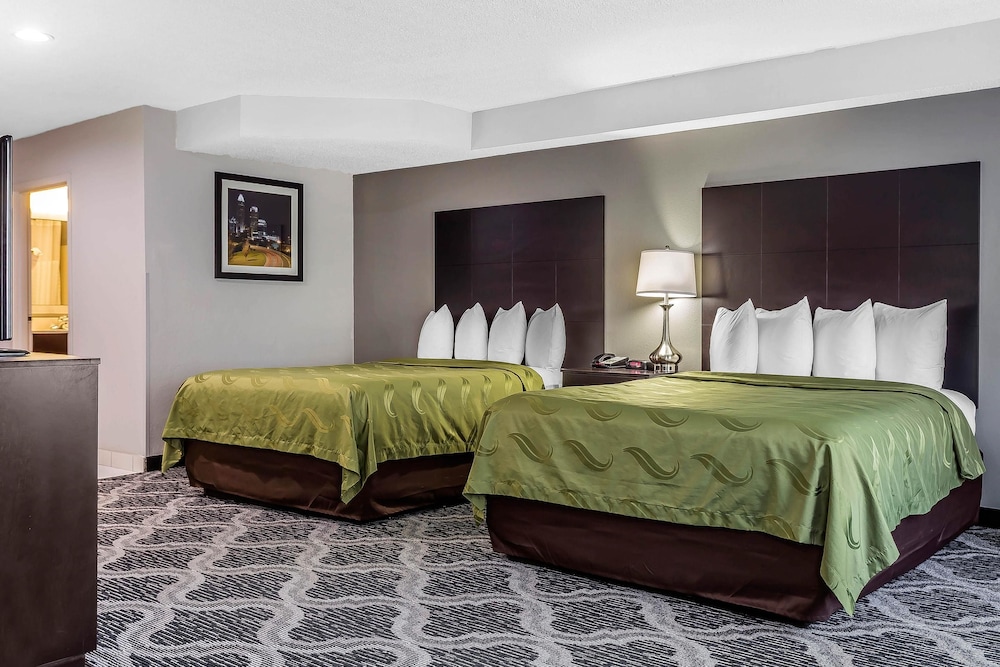 Suite, Multiple Beds, Non Smoking (2 Queen Beds, Sofa Bed) - Photo 2