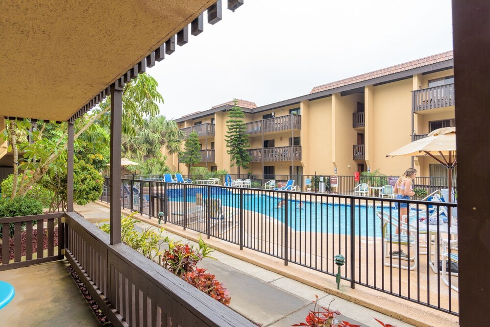 Superior Condo, 1 Bedroom, Pool View, Poolside