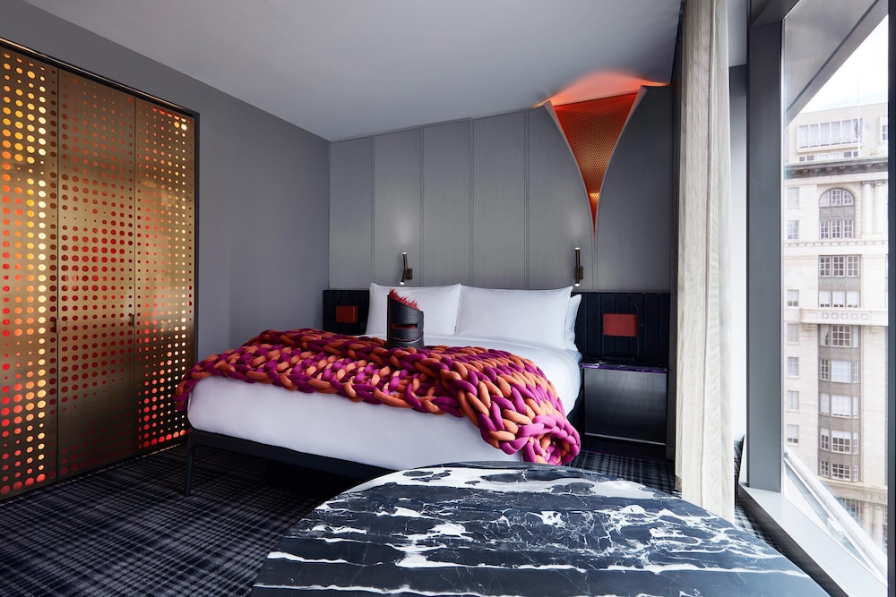Room, 1 King Bed, Roll-in Shower, Non Smoking (Cozy Accessible)