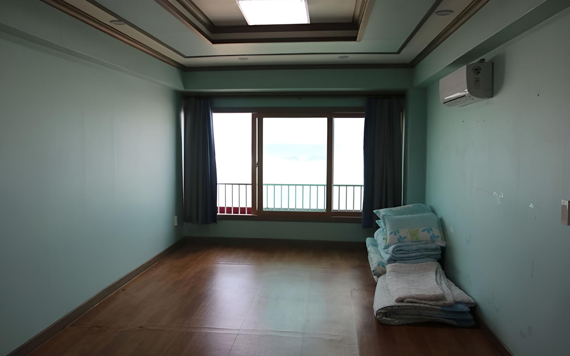 Room (Family room) photo 1