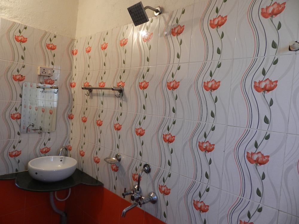Basic Double Room, 1 Double Bed, Smoking, Ground Floor photo 2