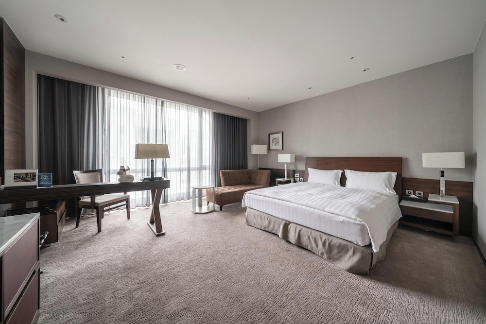 Superior Room, 1 King Bed photo 2