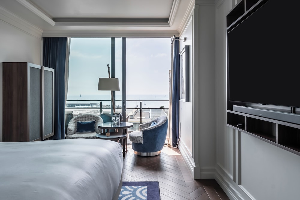 Luxury Room, 1 King Bed, Balcony, Sea View