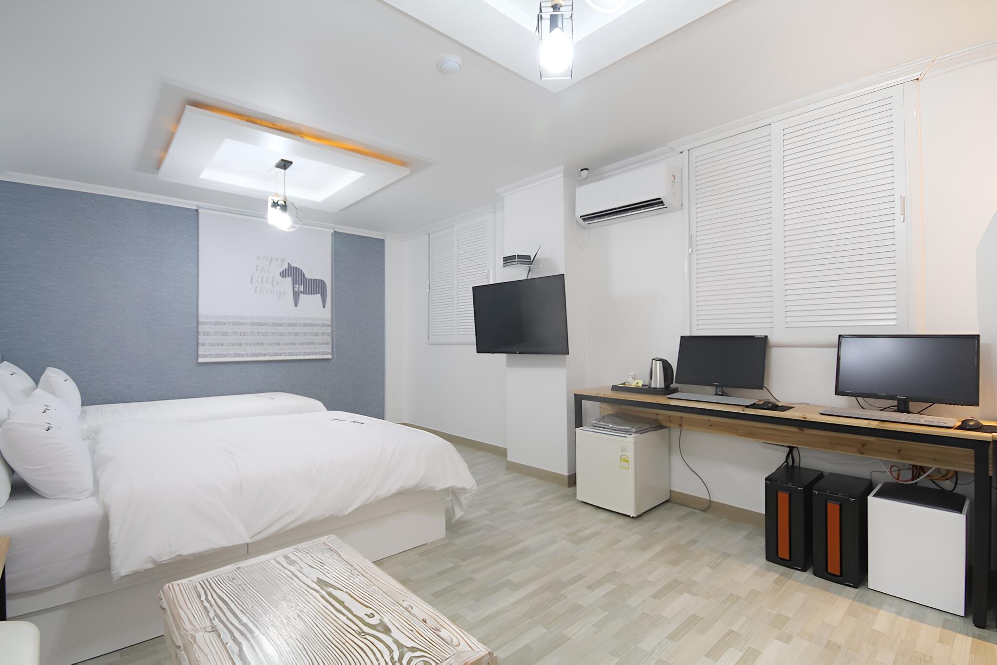Room (VIP (Twin Bed)) - Photo 11