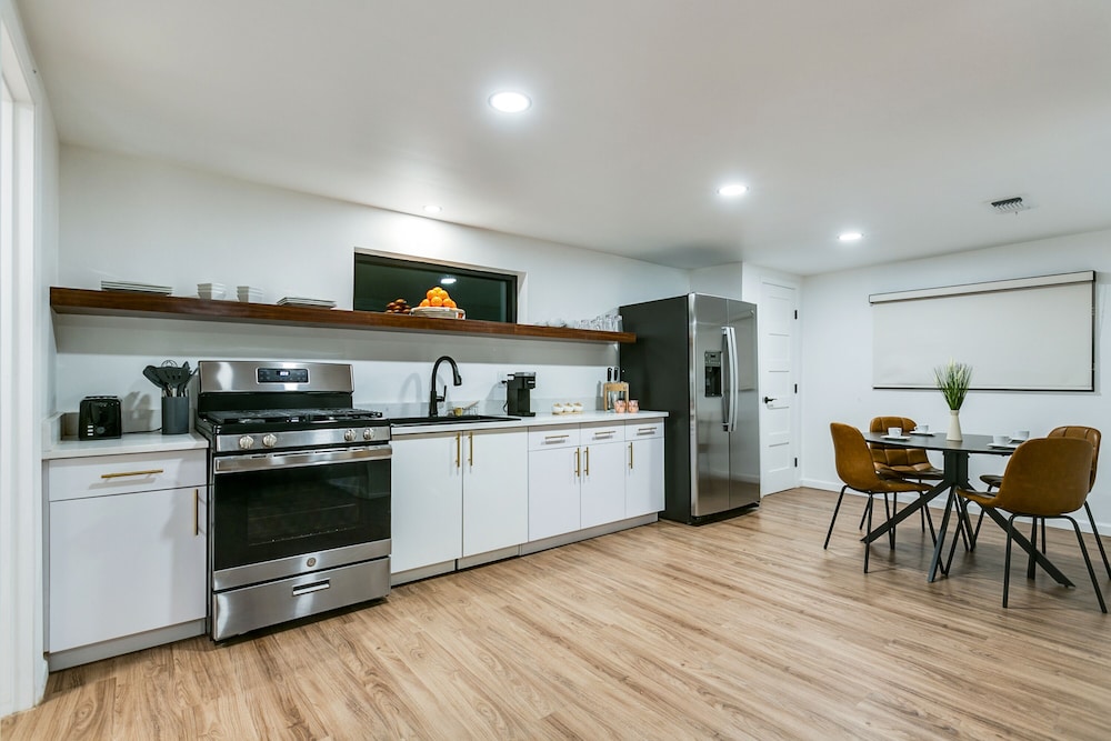 Elite Suite, 1 King Bed, Kitchen, Corner
