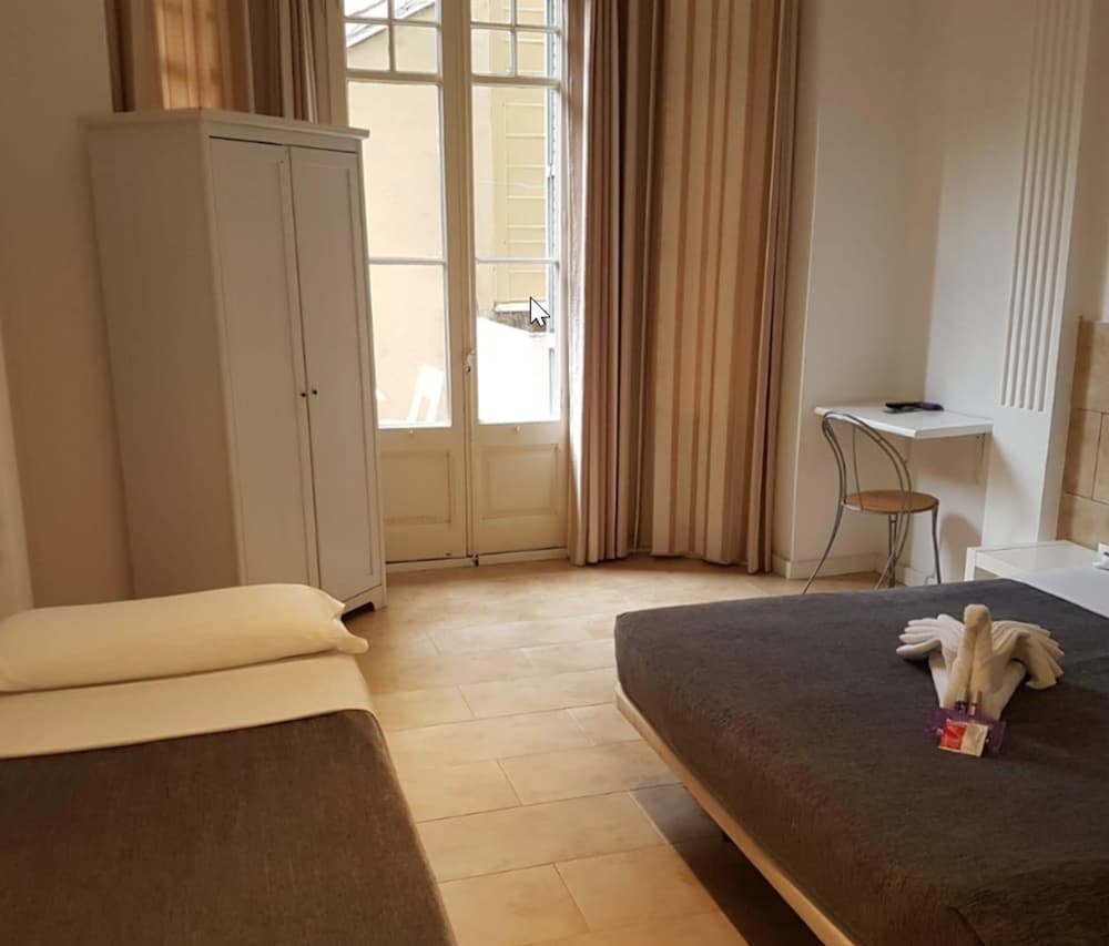 Superior Triple Room, Multiple Beds, Balcony, City View photo 3