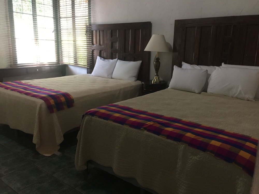 Quadruple Room, 2 Queen Beds photo 3