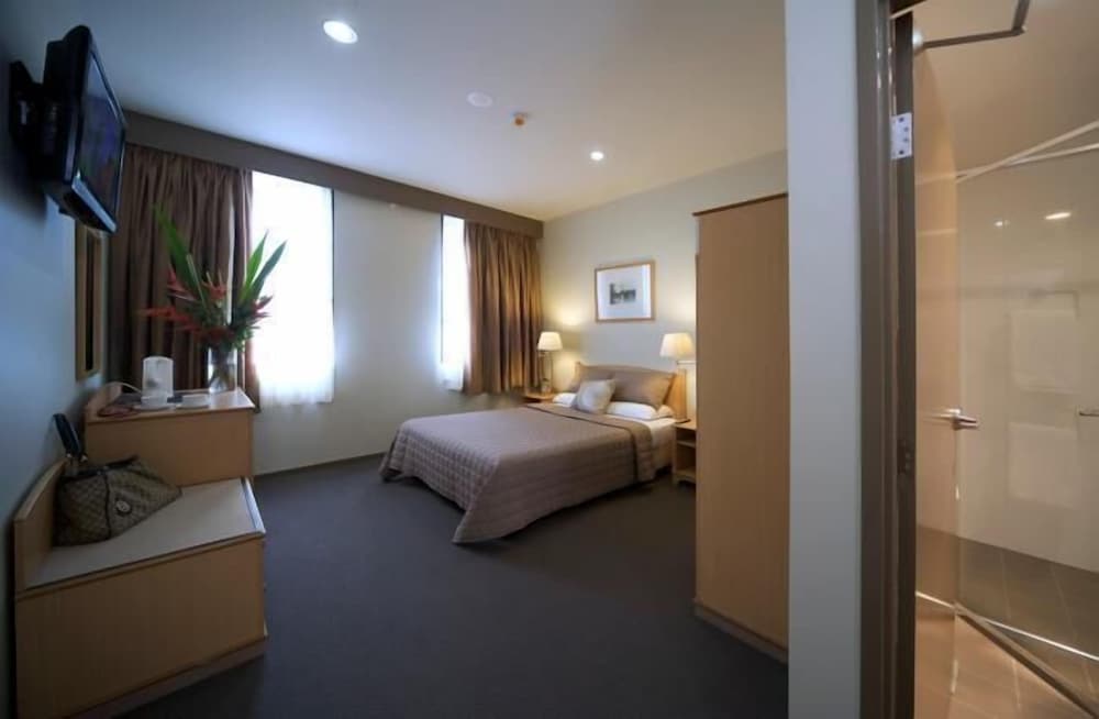 Queen With Ensuite photo 2