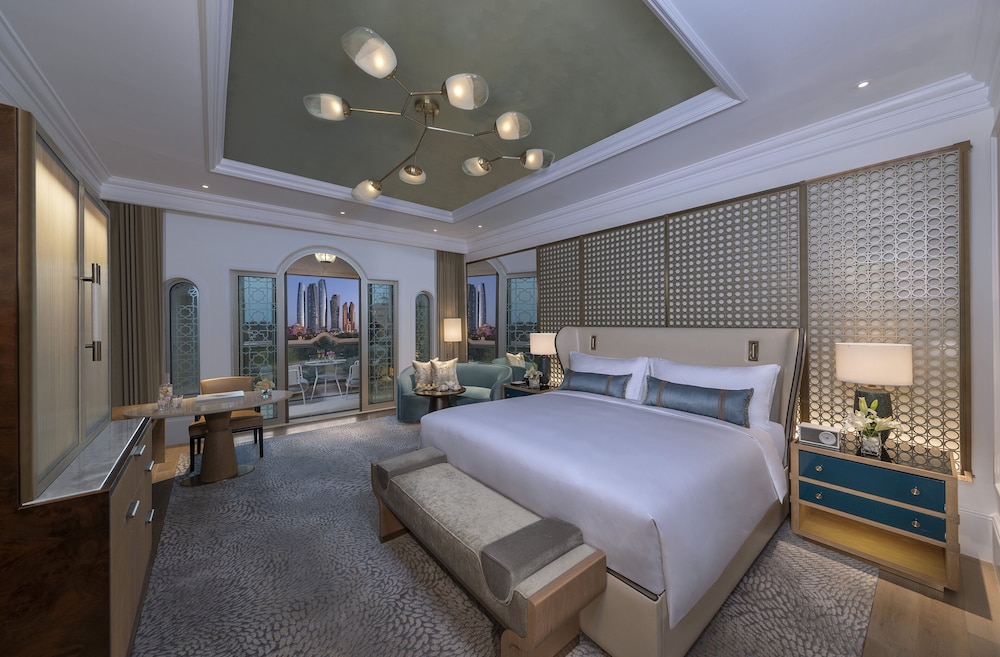 Deluxe Room, 1 King Bed, City View — photo 2