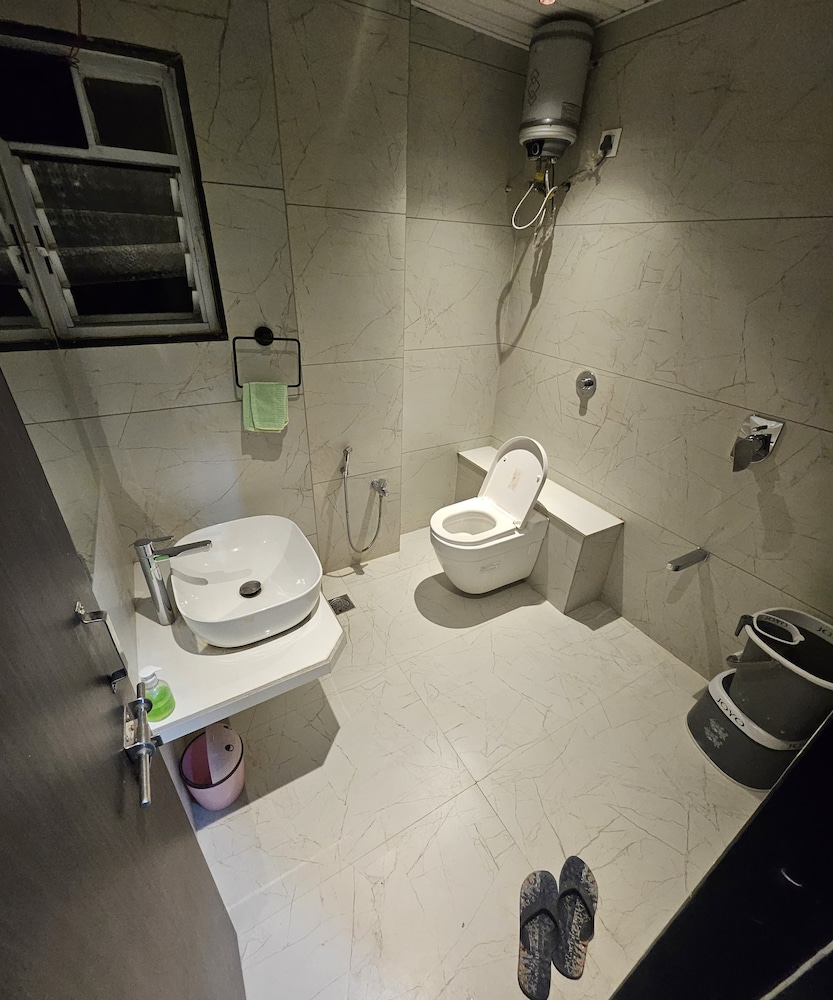 Luxury Three Bedroom - Photo 13