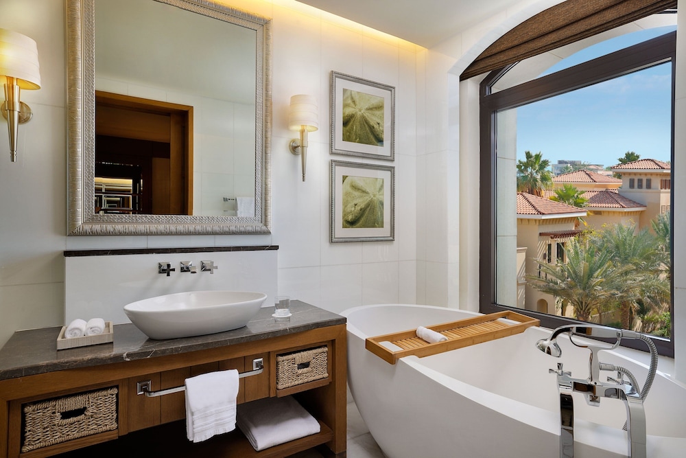 Superior Room, 2 Queen Beds, Partial Sea View (Balcony) photo 3